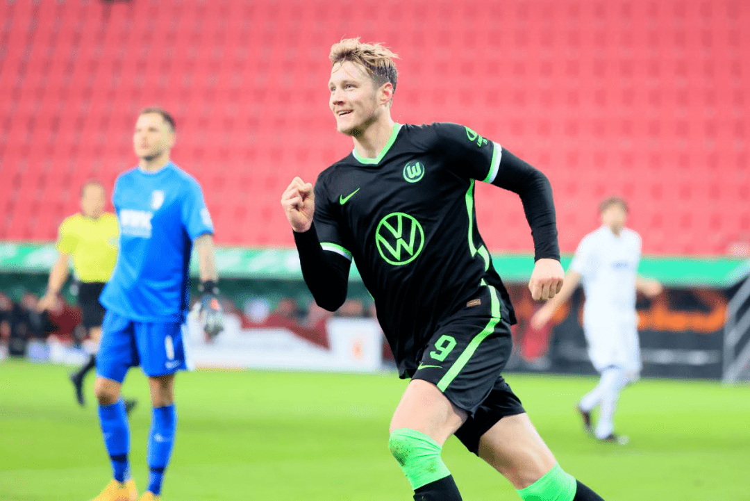 开云体育中国官网-狼堡主场战胜对手，赢得关键三分